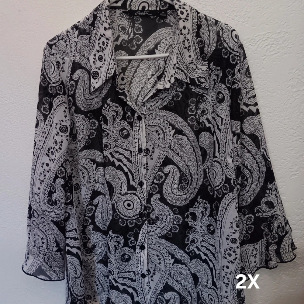 Like new Essentials top size 2X See actual measurements below